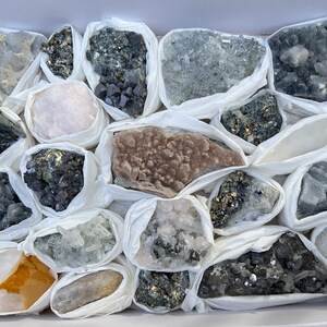 Mélanger minéraux plat 230x300 millimètres Madan Bulgarie minéraux cristallins naturels spécimens grappes souvenirs WholesaleMineralsBox