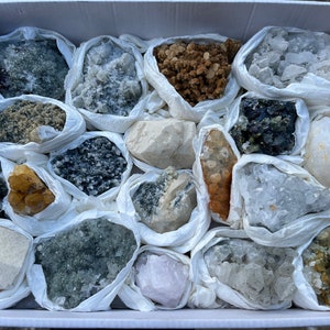 Mélange de minéraux à plat 230 x 300 millimètres Madan Bulgarie cristaux naturels minéraux spécimens grappes souvenirs WholesaleMineralsBox