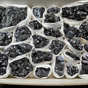 Mélange de minéraux à plat 230 x 300 millimètres Madan Bulgarie cristaux naturels minéraux spécimens grappes souvenirs WholesaleMineralsBox