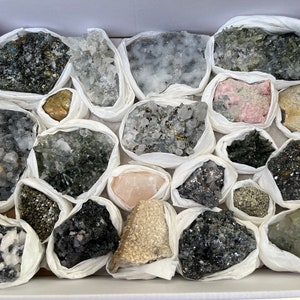 Mélanger minéraux plat 230x300 millimètres Madan Bulgarie minéraux cristallins naturels spécimens grappes souvenirs WholesaleMineralsBox