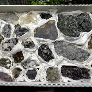 Boîte de mélange de minéraux 230 x 300 millimètres Madan Bulgarie, cristaux naturels, échantillons de minéraux, grappes de souvenirs