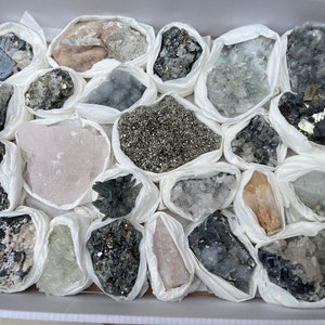 Mélanger minéraux plat 230x300 millimètres Madan Bulgarie minéraux cristallins naturels spécimens grappes souvenirs WholesaleMineralsBox