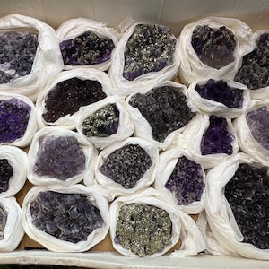 Incroyable boîte d'améthyste 230 x 300 millimètres Mine de Chala Bulgarie cristaux naturels minéraux spécimens grappes souvenirs