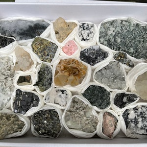 Mélanger minéraux plat 230x300 millimètres Madan Bulgarie minéraux cristallins naturels spécimens grappes souvenirs WholesaleMineralsBox