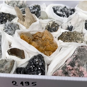 Mélanger minéraux plat 230x300 millimètres Madan Bulgarie minéraux cristallins naturels spécimens grappes souvenirs WholesaleMineralsBox