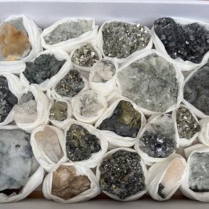 Mélanger minéraux plat 230x300 millimètres Madan Bulgarie minéraux cristallins naturels spécimens grappes souvenirs WholesaleMineralsBox