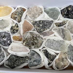 Mélanger minéraux plat 230x300 millimètres Madan Bulgarie minéraux cristallins naturels spécimens grappes souvenirs WholesaleMineralsBox