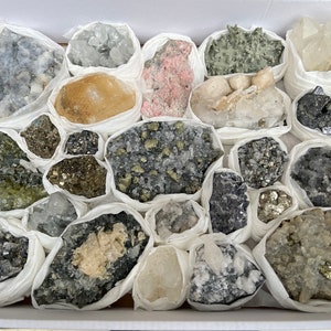Mélanger minéraux plat 230x300 millimètres Madan Bulgarie minéraux cristallins naturels spécimens grappes souvenirs WholesaleMineralsBox
