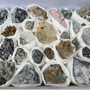 Mélanger minéraux plat 230x300 millimètres Madan Bulgarie minéraux cristallins naturels spécimens grappes souvenirs WholesaleMineralsBox