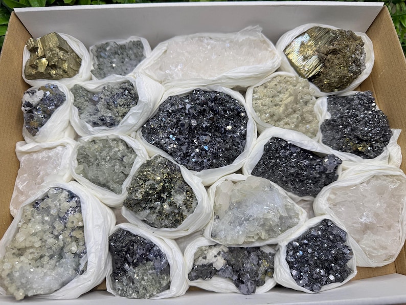 Pudełko na próbki minerałów kryształowych z Bułgarii, hurtowa sprzedaż minerałów (300 x 200 mm) zdjęcie 1