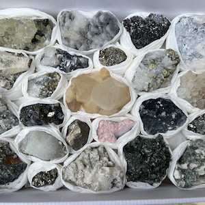 Mélanger minéraux plat 230x300 millimètres Madan Bulgarie minéraux cristallins naturels spécimens grappes souvenirs WholesaleMineralsBox