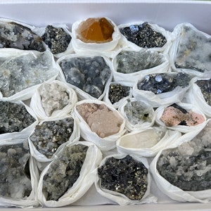 Mélanger minéraux plat 230x300 millimètres Madan Bulgarie minéraux cristallins naturels spécimens grappes souvenirs WholesaleMineralsBox