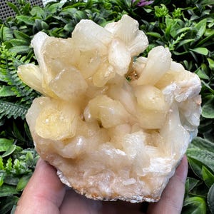 Des grappes de spécimens de minéraux de cristaux naturels uniques de Stilbite India, des souvenirs WholesaleMineralsBox