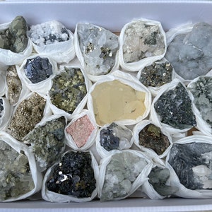 Mélanger minéraux plat 230x300 millimètres Madan Bulgarie minéraux cristallins naturels spécimens grappes souvenirs WholesaleMineralsBox