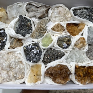 Mélange de minéraux plats 230x300 millimètres Madan Bulgarie minéraux de cristal naturel spécimens grappes souvenirs WholesaleMineralsBox