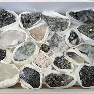 Mélanger minéraux plat 230x300 millimètres Madan Bulgarie minéraux cristallins naturels spécimens grappes souvenirs WholesaleMineralsBox
