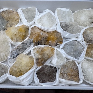Mélange de minéraux à plat 230 x 300 millimètres Madan Bulgarie cristaux naturels minéraux spécimens grappes souvenirs WholesaleMineralsBox
