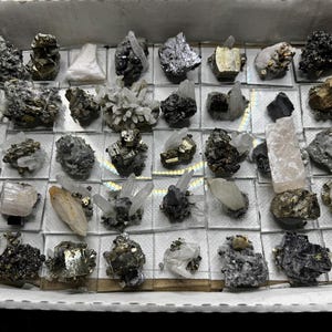 Boîte de mélange de minéraux 230 x 300 millimètres, cristaux naturels, grappes de spécimens, souvenirs, décoration intérieure, petits échantillons collés sur une lame de verre