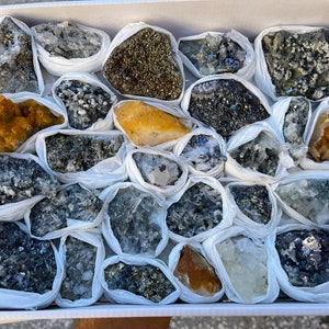 Mélange de minéraux à plat 230 x 300 millimètres Madan Bulgarie cristaux naturels minéraux spécimens grappes souvenirs WholesaleMineralsBox