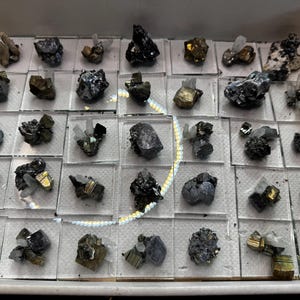 Boîte de mélange de minéraux 230 x 300 millimètres, cristaux naturels, grappes de spécimens, souvenirs, décoration intérieure, petits échantillons collés sur une lame de verre