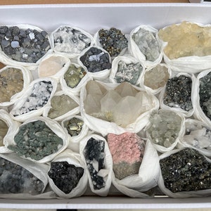 Mélanger minéraux plat 230x300 millimètres Madan Bulgarie minéraux cristallins naturels spécimens grappes souvenirs WholesaleMineralsBox