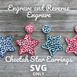 Könnte beinhalten: Drei Paare sternförmiger Ohrringe mit einem Leopardenmuster. Die Ohrringe sind in Rot, Blau und Türkis. Der Text "Engrave and Reverse Engrave" und "Cheetah Star Earrings SVG ONLY" ist im Bild sichtbar.