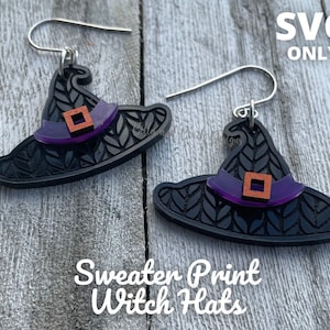 Può includere: Un paio di orecchini a forma di cappello da strega nero con un bordo viola e arancione. I cappelli hanno un motivo a maglia e sono progettati per assomigliare a un maglione. Gli orecchini sono etichettati "SVG ONLY" e "Sweater Print Witch Hats".