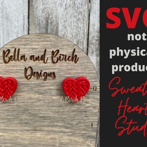 Könnte beinhalten: Zwei rote Strickherzen-Ohrstecker auf einem Holzdisplay mit dem Text "Bella and Birch Designs".