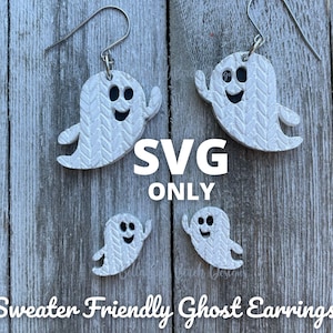 Puede incluir: Un conjunto de cuatro pendientes de fantasma blancos con textura de punto. Los pendientes están diseñados para ser "compatibles con suéteres" y son perfectos para Halloween.