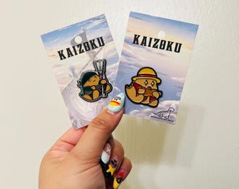 Kaizoku Dino Pins - Süße inspirierte One Piece Emaille Pins | Chibi Dinosaurier Pirat Sammlerstücke