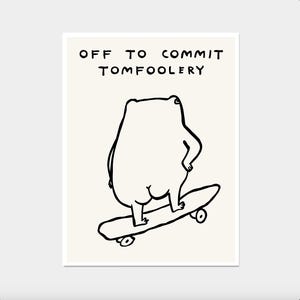 Op de afbeelding: Zwart-wit illustratie op een crèmekleurige achtergrond. De afbeelding toont een beer op een skateboard met de tekst "OFF TO COMMIT TOMFOOLERY" erboven. De beer is getekend in een eenvoudige, cartoonachtige stijl.