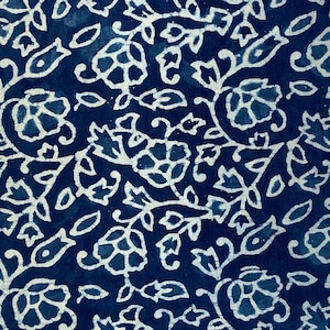 Peut inclure: Un tissu bleu avec un motif floral blanc. Le tissu a un design indien traditionnel.