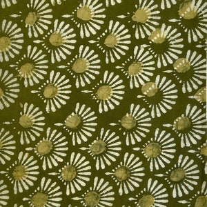 Può includere: Un tessuto verde con un motivo floreale bianco. Il tessuto ha una leggera lucentezza e una texture morbida.