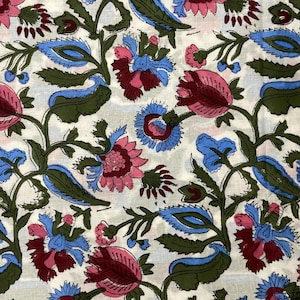 Könnte beinhalten: Weißer Stoff mit einem floralen Muster. Die Blumen sind rosa, rot und blau mit grünen Blättern.