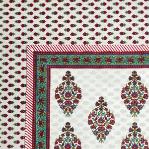 Puede incluir: Tela blanca con un patrón floral rojo y azul. La tela tiene un borde rayado rojo y blanco.