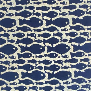 Peut inclure: Un tissu bleu avec un motif de poissons blancs. Les poissons sont disposés en rangées et tous tournés dans la même direction.