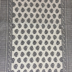 Peut inclure: Un tissu blanc avec un motif paisley noir. Le tissu a une bordure noire avec un motif r&eacute;p&eacute;titif.