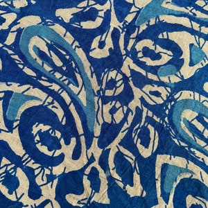 Puede incluir: Tela estampada abstracta azul y blanca con un diseño de remolino.