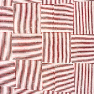 Puede incluir: Una tela blanca con un patrón de rayas rojas y blancas. Las rayas están dispuestas en una cuadrícula, creando un diseño geométrico.