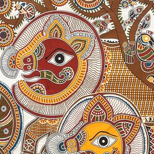 以下が含まれることがあります： 大きな目をした2つの動物の顔を描いた、カラフルで複雑なイラスト。渦巻き模様や花柄に囲まれています。この作品は、赤、黄、緑、青などの鮮やかな色を使った伝統的なインド様式で描かれています。
