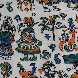 Puede incluir: Tela blanca con un diseño de arte popular indio colorido. El diseño presenta personas, animales y patrones geométricos en tonos de verde, azul, naranja y rojo.