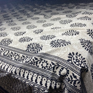 Peut inclure: Une couvre-lit en coton blanc avec un motif paisley noir. La couvre-lit a une bordure avec un motif floral.
