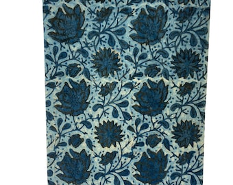 Peut inclure: Un tissu bleu et blanc avec un motif floral. Le tissu a un fond bleu foncé avec des fleurs et des feuilles blanches.