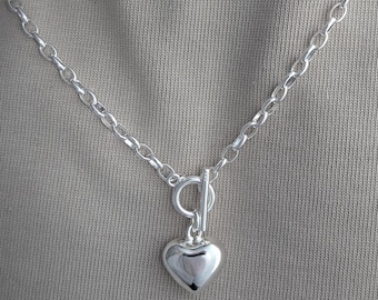 Beau collier épais avec pendentif coeur gonflé en forme d'amour avec barre en T, chaîne argentée de 18 po.
