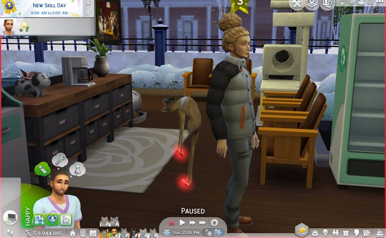 K&ouml;nnte beinhalten: Szene aus einem Videospiel mit einer Frau in einer grauen Jacke und Hose. Ein reh&auml;hnliches Wesen mit leuchtend roten F&uuml;&szlig;en steht in der N&auml;he. Eine Theke mit Schubladen, eine Kaffeemaschine und eine kleine Hundefigur sind sichtbar. Das Spiel ist pausiert.