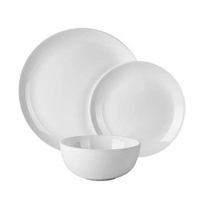 Könnte beinhalten: Ein weißes Geschirrset mit einem großen Essteller, einem kleineren Salatteller und einer runden Schüssel. Die Teller und die Schüssel haben ein schlichtes, klares Design, perfekt für den täglichen Gebrauch oder besondere Anlässe.