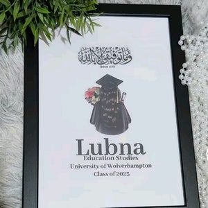 Puede incluir: Un certificado de graduación enmarcado con un marco negro y fondo blanco. El certificado presenta una ilustración en blanco y negro de una mujer con un gorro y una bata de graduación. El texto del certificado dice "Lubna, Estudios de Educación, Universidad de Wolverhampton, Clase de 2023".