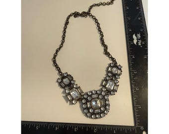 J.Crew Kristallen Statement Ketting in antiek messingkleur met heldere steen, ideaal voor sieraden.