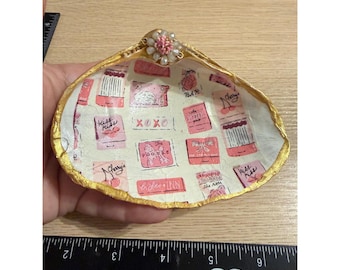 Plato decorativo artesanal con forma de concha marina, decorado con decoupage, caniche rosa dorado y cisne, 11,4 cm (4,5 pulgadas).