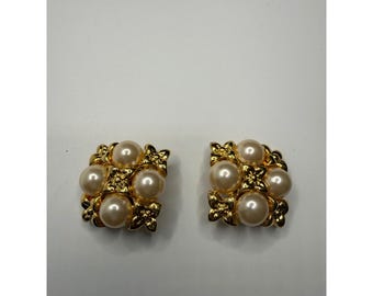 Pendientes de clip con racimo de perlas de imitación en tono dorado vintage y filigrana floral cuadrada